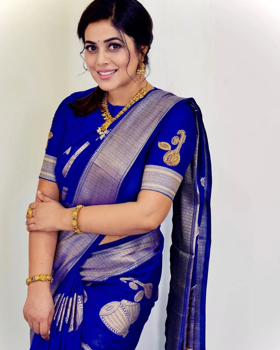 Shamna Kasim Wearing Beautiful Jewellery Blue Saree